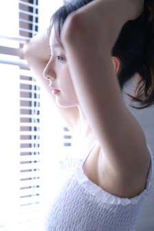 他缓慢而有力的撞着